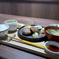 川端志史 - ◆ハンバーグ定食(1,600円：税込：カード可）・・10分ほど提供されましたけれど、器も素敵で盛り付けがキレイ。(´∀｀*) 肉料理店ですが、高級な和食ランチのような印象も受けます。 頂く前からワクワクしますね。♪