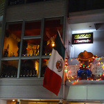 エルボラーチョ - 「エルボラーチョ」ビルの2階の窓と目印のメキシコ国旗