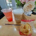 Paknam Coffee - ストロベリージュース、カフェオレ、オリジナルクッキー