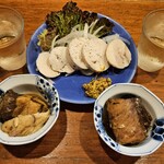 たらふくちゃん - 鶏ハムとお通しぶり煮付け。お供は八王と白壁屋