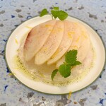 Restaurant KAITO - 薄切りにスライスした桃をバニラアイスとクレムダンジュ、キャラメリゼして砕いたアーモンドと共に 周囲をバニラのオイル、ロゼとレモンバーベナの2種のゼリーが取り囲む
