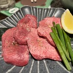 炭火焼肉 ホルモン にく式 - 並タン　上タン