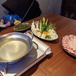 純血統うるまアグーしゃぶしゃぶ金とん 国際通り店 - 