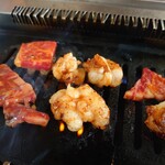 さわなか焼肉 - あばら&ホルモン&ロース焼いてます❤️(人*´∀｀)