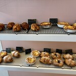 HAVE A NICE DAY PINKY BAGLE - パン達も、種類豊富に並んでます吉田拓郎♪(´ε｀ )