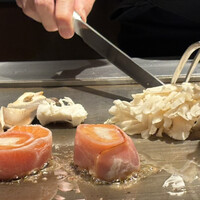 神戸牛 鉄板焼 リオ 大阪御堂筋店 - アワビタケや、白舞茸。サーモンのベーコン巻き