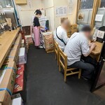 一由そば - テーブル席の様子/店奥で唐辛子(鷹の爪)を補充中