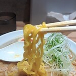 札幌らーめん輝風 - 縮れ麺