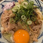 丸亀製麺 - 肉盛まぜ玉うどん、アップ