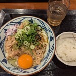 丸亀製麺 - 肉盛まぜ玉うどん