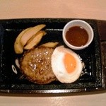 ステーキガスト - 目玉焼きハンバーグ（デミグラスソース）：８９９円＋税８％【２０１４月４月撮影】