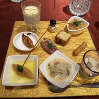 ブルガズ アダ - 前菜10品。アーチは味付けパスタ。洋の東西を結ぶ架け橋を表現。