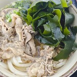 麺紡 - 肉うどんにわかめトッピング