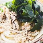 麺紡 - 肉うどんにわかめトッピング