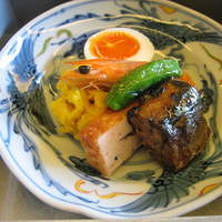 日本料理 四季彩 - 一の重：漬け卵、焼魚、さつま芋サラダ、明太揚げ、青唐辛子、海老芝煮
