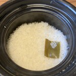 熟成焼肉いちばん - 土鍋ごはん、蓋開けたら〜