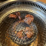 熟成焼肉いちばん 曲金店 - 焼いてるところ。ショボイ写真