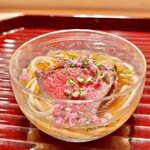 多仁本 - 半田素麺に和牛タタキと万願寺とうがらし　酸味の効いた出汁が美味しいのです。