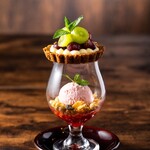 魅惑の食べる宝石　季節の夜パフェ　エメラルドマスカットタルトパフェ