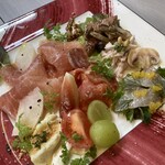 Raduno - ◉ 前菜プレート
                                　☘️ 産地がしっかりとした食材を使った料理が
                                　　　大きめの皿にたくさん散りばめられて、
                                　　　とても楽しめます♪
