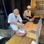 川豊 - 捌き　職人さん二人