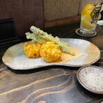 い酒や てくてく - トウモロコシとアスパラの天ぷら1580円