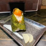 い酒や てくてく - 卵黄醤油漬けのおにぎり450円