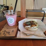 ゴエンカフェ - 木いちごシェイクと焦がしバター醤油シュリンプ&玉子マフィン