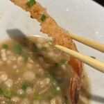 麺屋 丸福 - 濃縮乾燥海老がラーメンの旨味を更に際立たせる