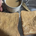 コモディイイダ - 料理写真:左がパスコの３枚入りの全粒粉パン、右は隣のパンゾーさんの８枚切り特Aパン