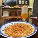 森のかるがも - しめじとベーコンのトマトソースパスタ 夕焼けオレンジソーダ水（紅茶アイス）