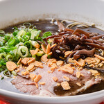 Yatai Nawo Tokiwo - 以特制黑蒜油为基础的正宗猪骨拉面。￥850。