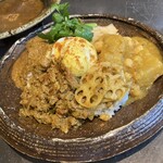 LAMP - 手前は牛豚ラムの無水キーマです