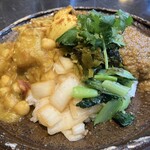 LAMP - 左のカレーは、今回の内容調整によって仲間入りしたダルカレー。
      ふわふわの大根が優しくて新たに出現したオアシスのよう。