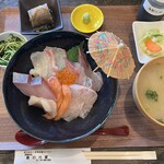 お食事処 魚の光家 - 料理写真:海鮮丼。小鉢も美味。傘ついてる。