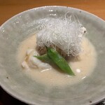 おかもと - 万願寺・木茸・百合根・蕪 飛竜頭おかき揚げ　ふかひれ・伊勢海老・しまささげ・針葱　白味噌仕立て