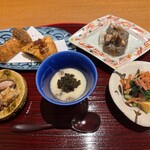 おかもと - 春菊・栗・明太子・菊花・蓮根 お浸し  実山椒茶碗蒸し・キャビア  いかこのわた炙り・落花生・鱧肝生姜煮・蘇（古来チーズ）  白ずいき、炒めブラウンマッシュルーム、ブランマッシュルームサバイヨンソース  雲丹・金時草・蓮根・フリーズドライ醤油・湯葉包み揚げ  松茸フライ