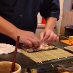 すしやのたい悟 - エシャロットと一緒に巻きます。