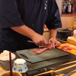 すしやのたい悟 - 青森大間の本鮪の剥き身を取ってます。sy黄身を