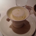 レ セゾン - アスパラのスープの上にライムをまとったマシュマロ