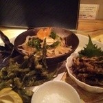 美食酒場 四万十 - 3種盛り。鰹たたき、ゴリから揚げ、川海苔天ぷら
