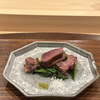 櫻木 - 焼き物
                    ・新潟県の網獲りの雌の真鴨の塩焼き（ムネ・モモ・手羽）
                    ・九条ネギ（鴨の脂で炒めて）
                    ・山椒と塩
                    
                    （器：福井県越前町で作陶されている土本訓寛・土本久美子様　三島八角皿（鶴））