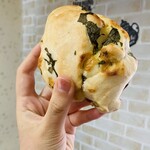 ブーランジェリ･エ･カフェ　オブジェ - ゴルゴンゾーラピカンテとほうれん草フランス♡歯ごたえのあるハードなフランス生地、そこに練り込まれているのはチーズとほうれん草！確かに感じられるチーズの存在感にほうれん草の風味、とても美味しいです…！