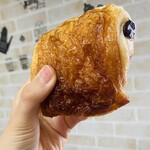 ブーランジェリ･エ･カフェ　オブジェ - パン・オ・ショコラ♡大好きなオブジェさんのデニッシュ生地の中には香り高く、程よく甘いチョコレートが入っているこちらのパン！トーストすると中のチョコが溶け出し、それがまた生地とよく合うんです…♡