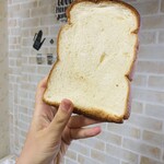 ブーランジェリ･エ･カフェ　オブジェ - 牛乳食♡皆まで言うな、と大声で言いたいくらいの大好きな食パン〜♡常温で食べるとしっとりもっちり、トーストするとクラスとはサクッ、クラムがもちっと同時にミルクの香りが感じられます(*ˊ꒳ˋ*)♡大好き！