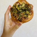 ブーランジェリ･エ･カフェ　オブジェ - ネギみそベーコン♡オブジェさんの惣菜パンで個人的ランキングトップ3に食い込むこちら。甘辛く味付けされた肉厚なベーコン、そしてシャキシャキと新鮮な食感のおネギさん！これがまたおいしいんですよ、大好き…