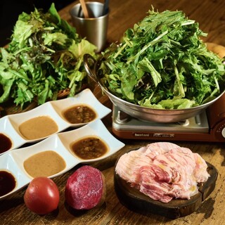 自社農園で育てる”固定種”野菜を使用した草鍋