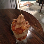 ジェラテリア アクオリーナ - コッパソフト　キャラメル×バナナ×ローズマリー（820円）