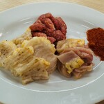 焼肉やっちゃん - ミックホルモン塩（タン、テッチャン、アカセン）・スパイス