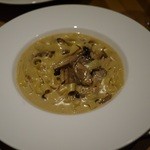MiKiya's　ぐりぐり - ポルチーニ茸としめじのクリームソースをフェットチーネでイタダキマス！